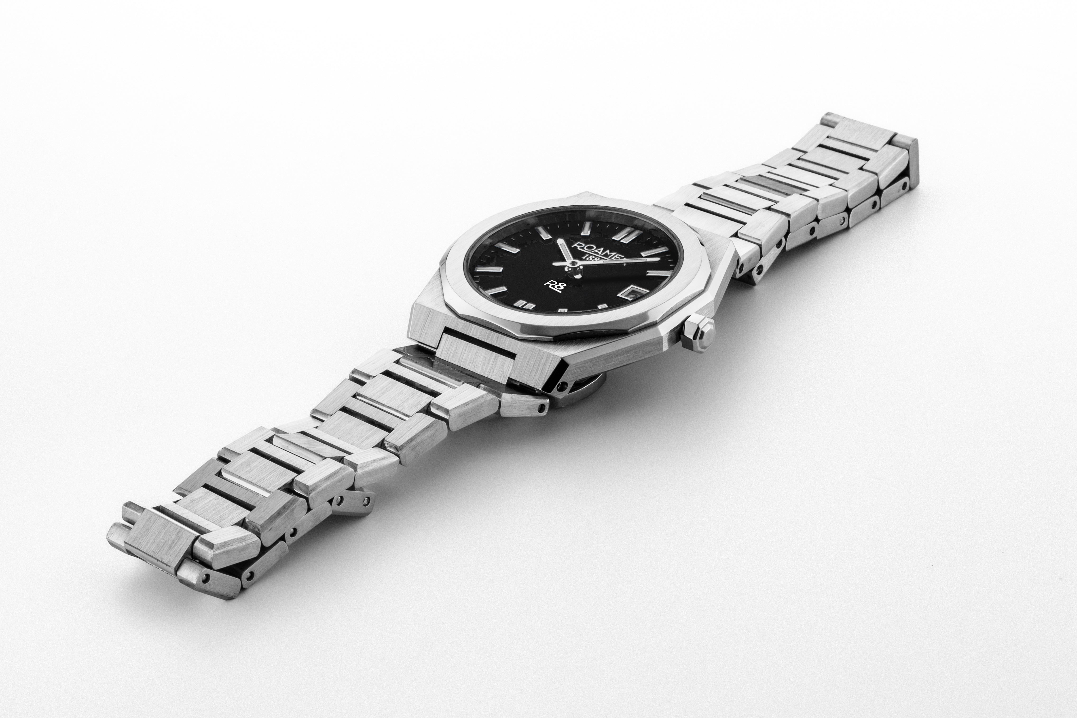 R8 Ladies 32.5mm Quartz Two-Hand Date Black Sunray Dial Silver Bracelet Sapphire glass Stainless Steel swiss watch