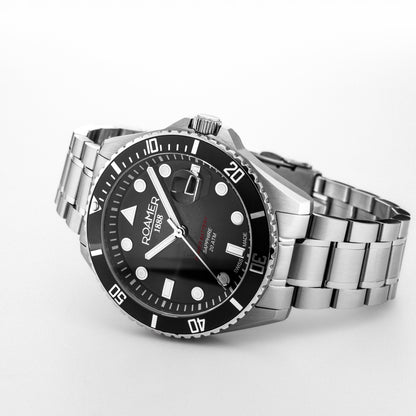 Pro Diver 200 43 mm Quartz Three-Hand Date Black Gradient Dial Silver Bracelet Sapphire glass Stainless Steel swiss watch